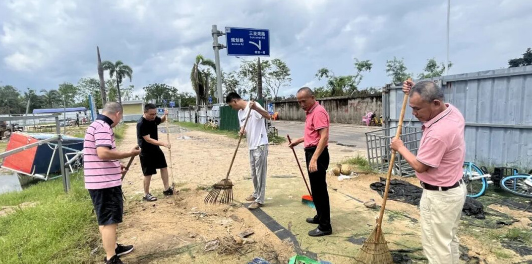 市交通运输局党员“双报到”进社区  清理卫生死角 共建宜居家园